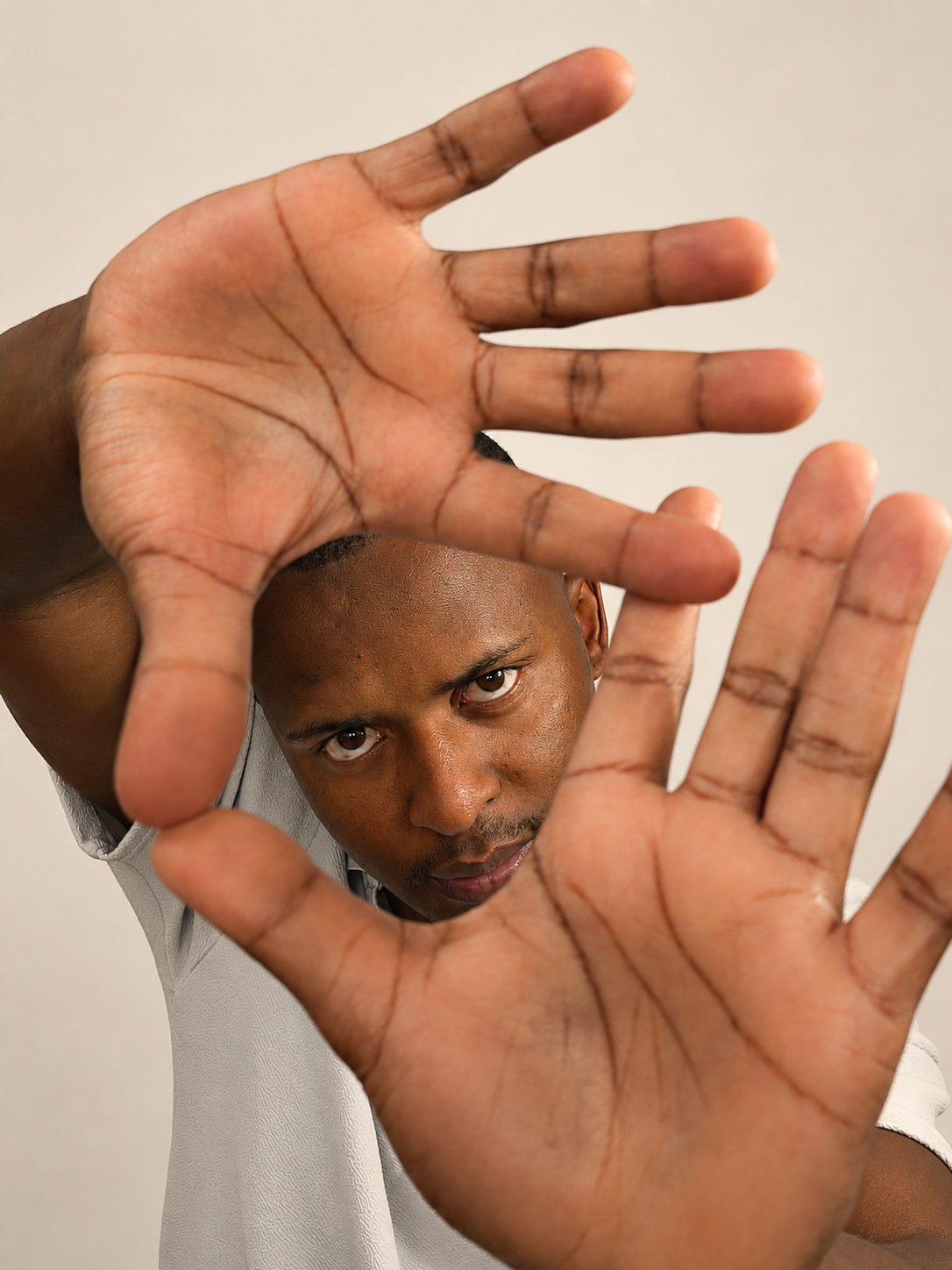 SŦIL DEZIIRE framed through open hands
